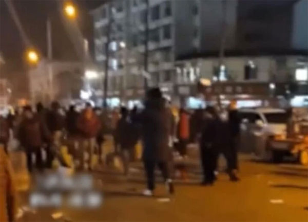 Mang cả tập tiền ra đường ném để giải tán nhóm các bà đang múa hát quá ồn-1