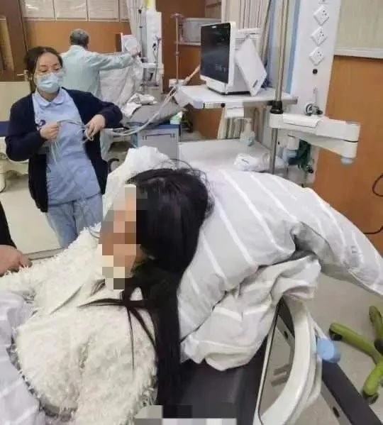 Bị bạn học đùa giỡn đến mức gãy xương nhập viện, cô gái không những không được gia đình bảo vệ mà còn bị từ mặt, dân mạng khó hiểu-1