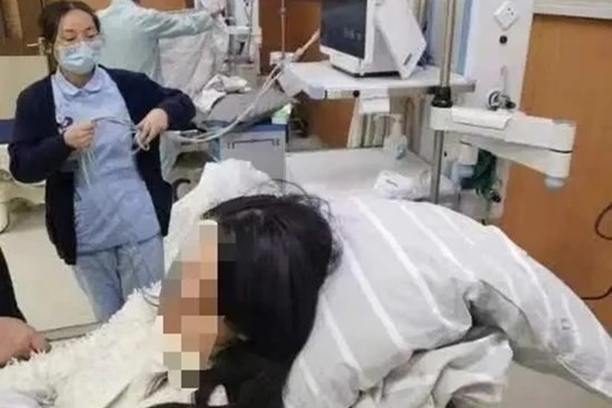 Bị bạn học đùa giỡn đến mức gãy xương nhập viện, cô gái không những không được gia đình bảo vệ mà còn bị 