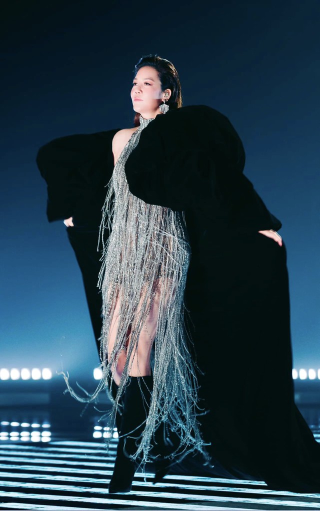 Nữ ca sĩ đông con nhất Chị đẹp đạp gió rẽ sóng: Chân dài, dáng thon, đẹp đáng ngưỡng mộ dù đã 52 tuổi-3