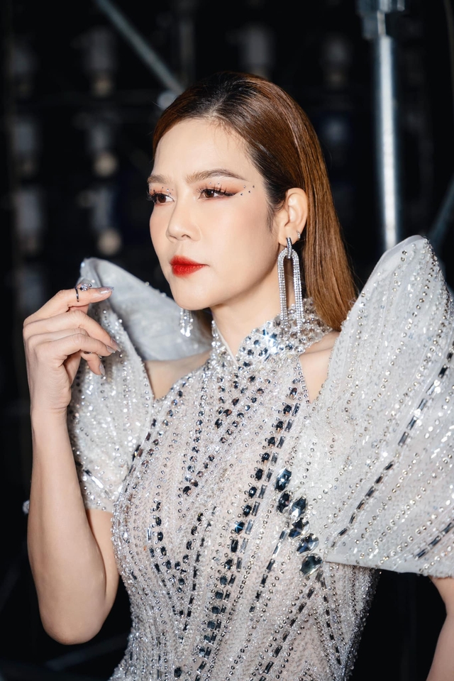 Nữ ca sĩ đông con nhất Chị đẹp đạp gió rẽ sóng: Chân dài, dáng thon, đẹp đáng ngưỡng mộ dù đã 52 tuổi-1