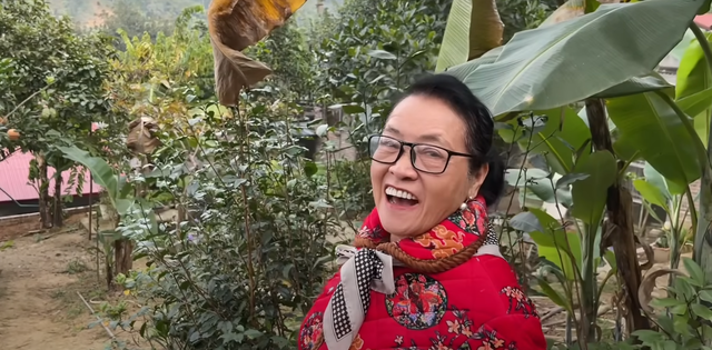 Thêm một chuyện tình đũa lệch nổi tiếng Cao Bằng: Cô dâu 72 tuổi lên xe hoa lần 3 với chồng trẻ mặc con cháu phản đối-5