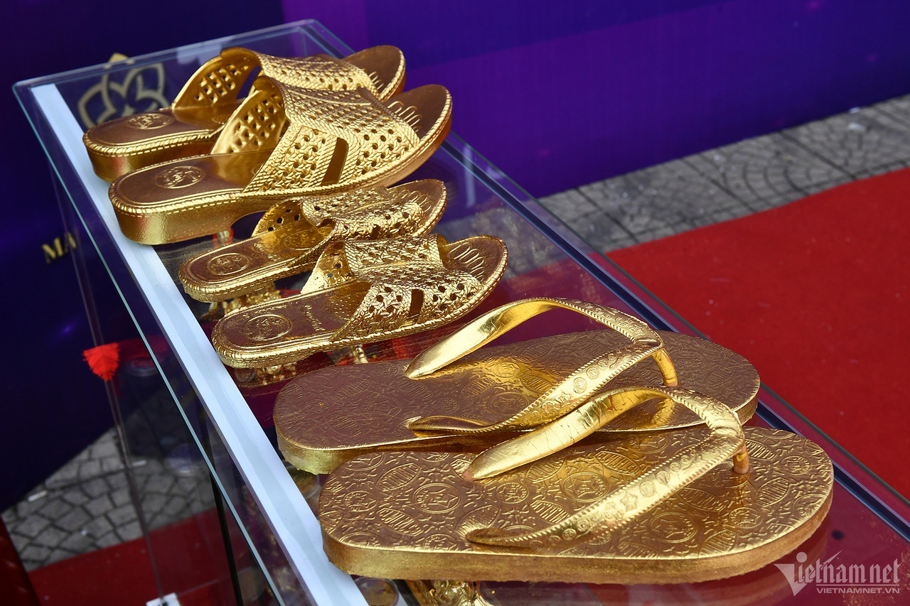 Chậu lan hồ điệp gần 4 tỷ, dép tổ ong mạ vàng đón Tết-8