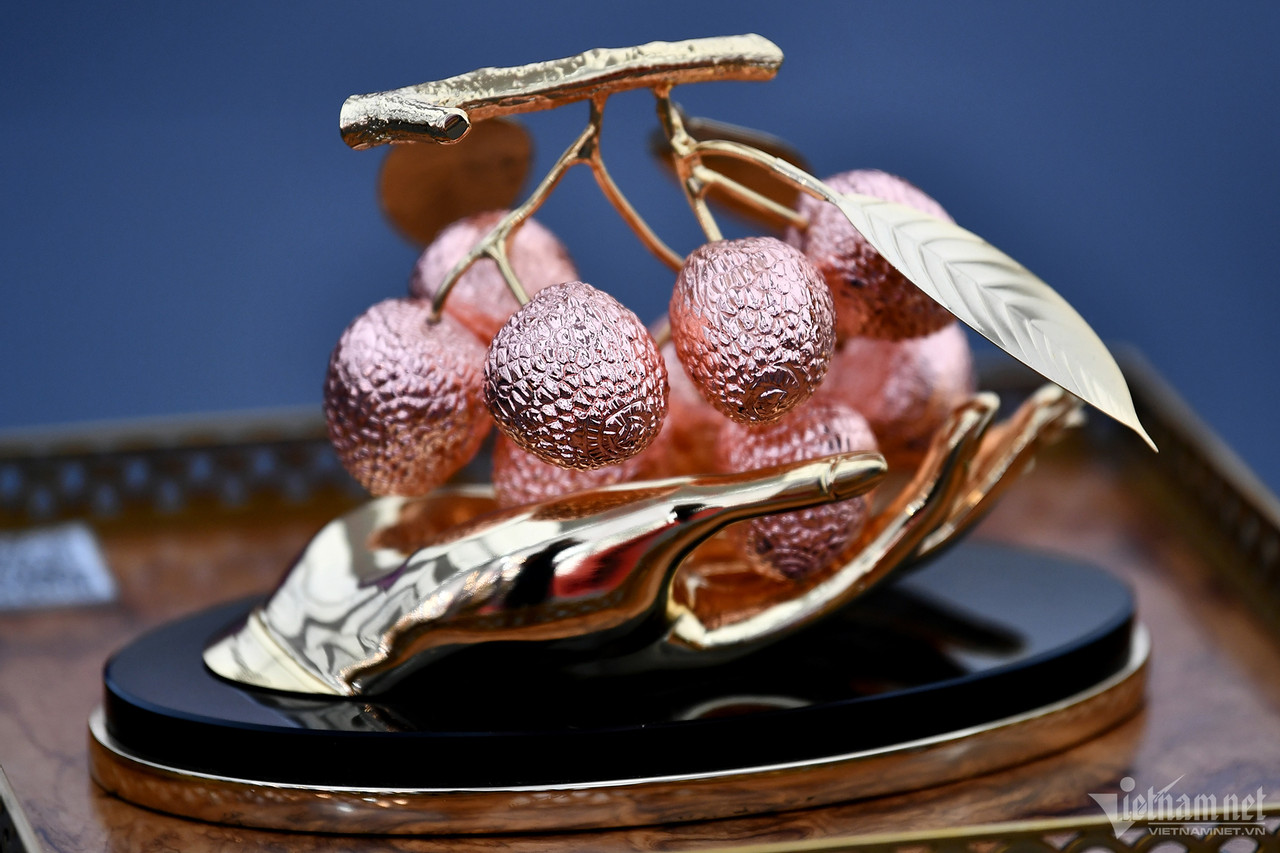 Chậu lan hồ điệp gần 4 tỷ, dép tổ ong mạ vàng đón Tết-11