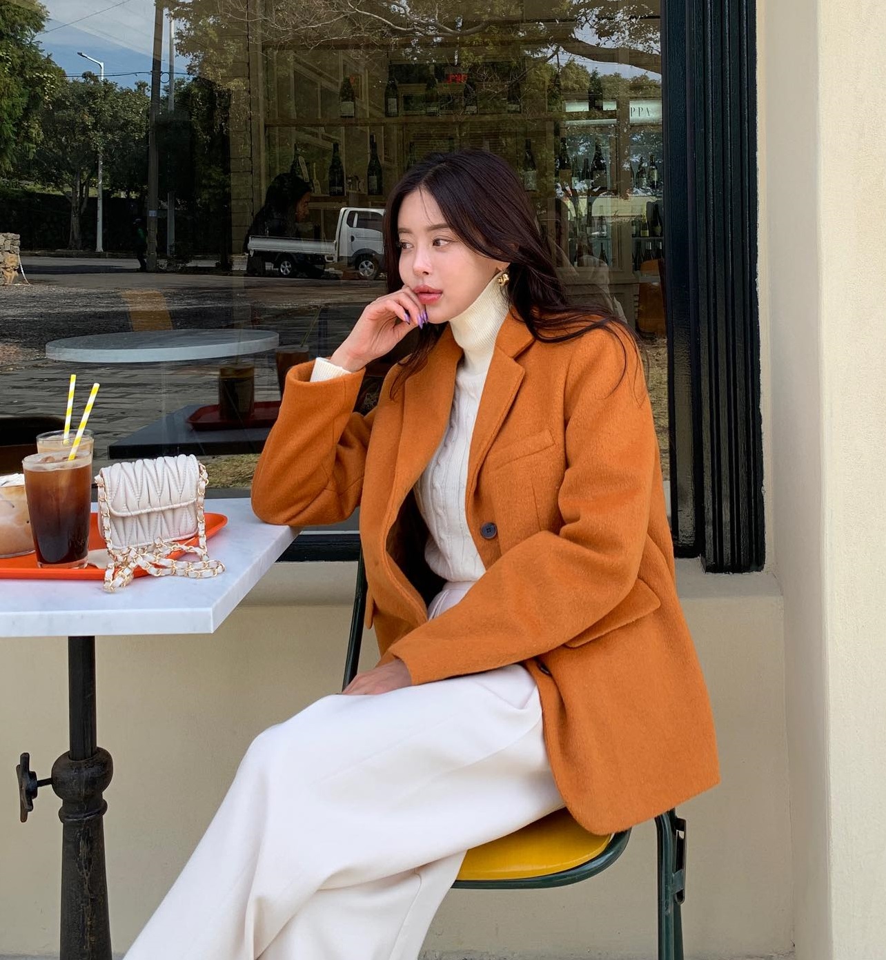 Tham khảo 10 cách diện áo blazer sáng màu để trẻ hóa phong cách-1