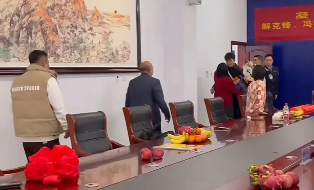 Lơ là 10 phút đã mất con trai, vợ chồng nghèo quyết trở thành tỷ phú để tìm con: 25 năm sau gia đình đoàn tụ theo cách không ai ngờ-1