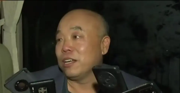 Lơ là 10 phút đã mất con trai, vợ chồng nghèo quyết trở thành tỷ phú để tìm con: 25 năm sau gia đình đoàn tụ theo cách không ai ngờ-4