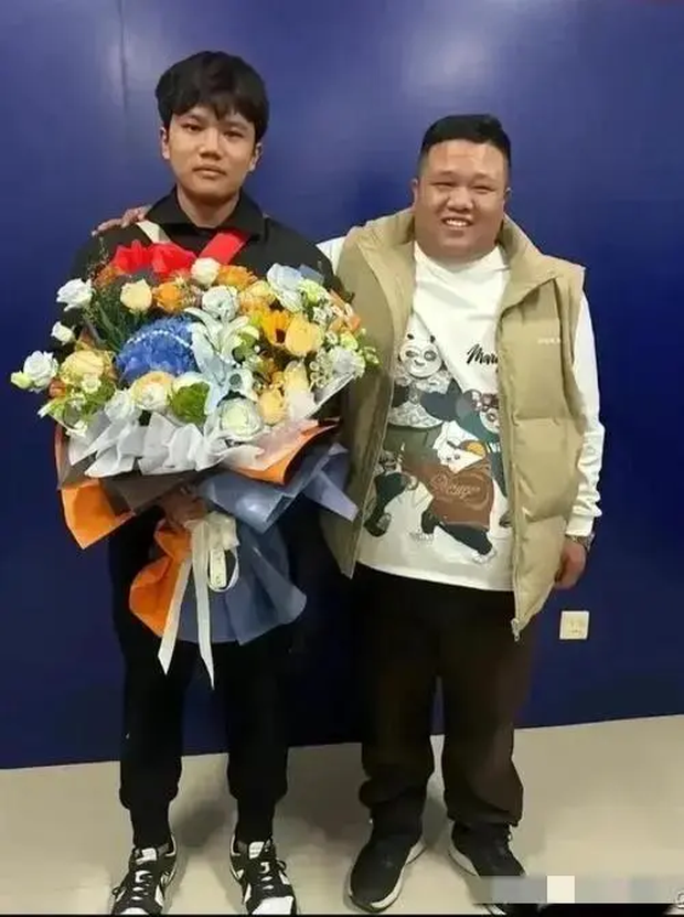 Lơ là 10 phút đã mất con trai, vợ chồng nghèo quyết trở thành tỷ phú để tìm con: 25 năm sau gia đình đoàn tụ theo cách không ai ngờ-5