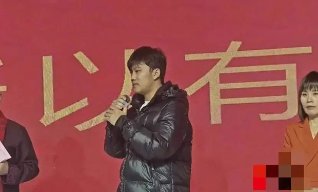 Lơ là 10 phút đã mất con trai, vợ chồng nghèo quyết trở thành tỷ phú để tìm con: 25 năm sau gia đình đoàn tụ theo cách không ai ngờ-6