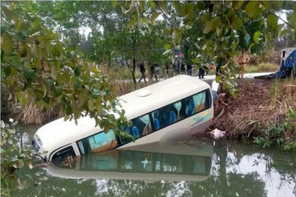 Tai nạn liên hoàn ở Hạ Long, xe khách chở 22 người lao xuống ao-1