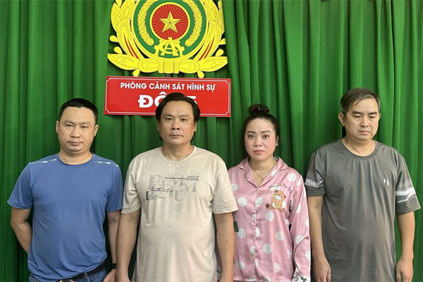 4 nữ tiếp viên nhà hàng bán dâm cho khách ở TP.HCM-1