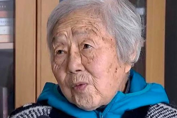 Cụ bà có tài sản 17 tỷ đồng, lương hưu 35 triệu đồng/tháng nhưng mỗi ngày chỉ ăn cháo và dưa chua, cảnh sát đến nhà phát hiện sự thật-1