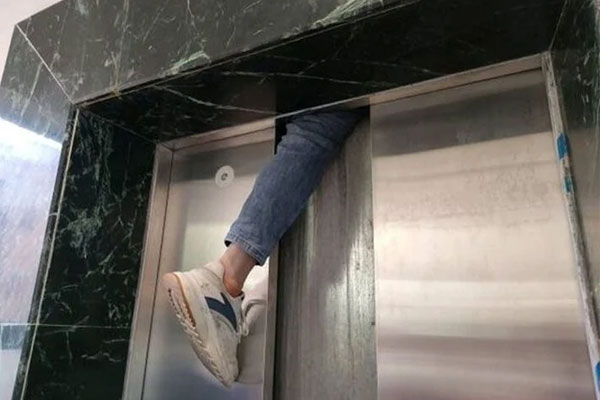 Cửa thang máy đóng bất ngờ, người đàn ông bị ngoạm chân phải-1
