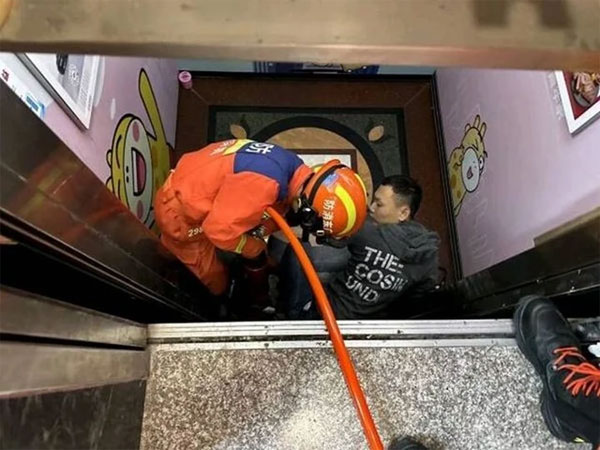 Cửa thang máy đóng bất ngờ, người đàn ông bị ngoạm chân phải-2