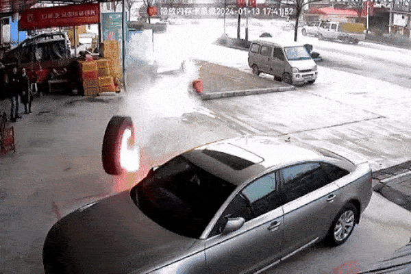 Clip: Lốp xe văng khỏi xe tải, bốc cháy rồi lao vào cửa hàng sơn