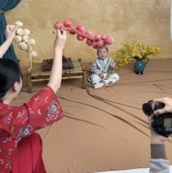 Hậu trường ảnh tết nhà Thành Chung và vợ hotgirl Tuyên Quang: Ảnh cam thường còn xinh đẹp thế này-7