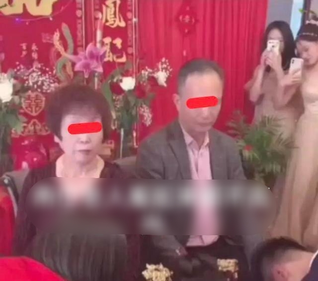 Cô dâu chú rể làm lễ trong đám cưới thì mẹ chồng đột ngột đứng dậy, biết lý do ai cũng phẫn nộ-1