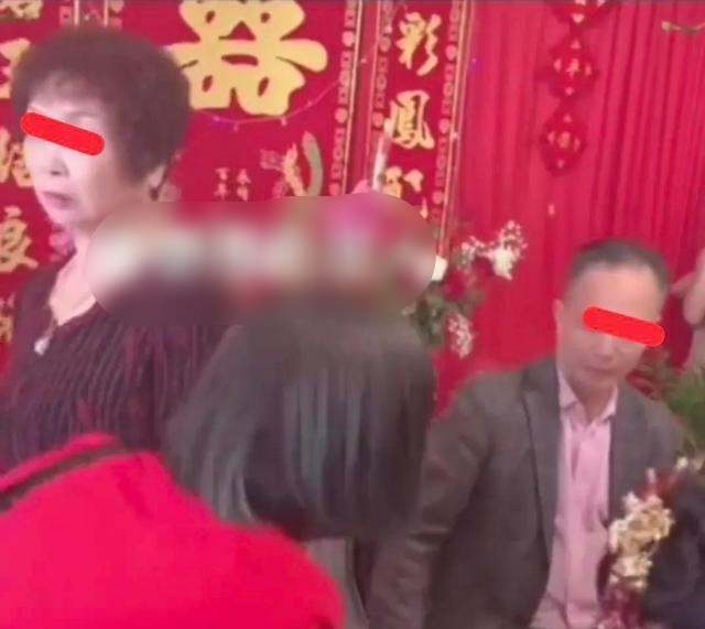 Cô dâu chú rể làm lễ trong đám cưới thì mẹ chồng đột ngột đứng dậy, biết lý do ai cũng phẫn nộ-2