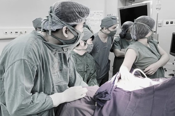 Băng huyết nguy kịch sau khi tự phá thai tại nhà-1