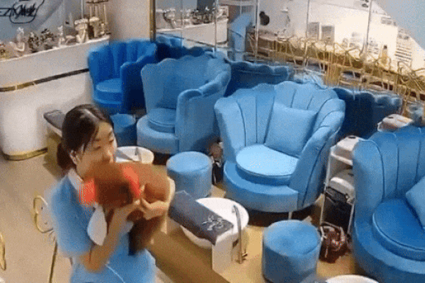 Clip: Khách lao thẳng xe máy vào tiệm nail khiến nhân viên hốt hoảng