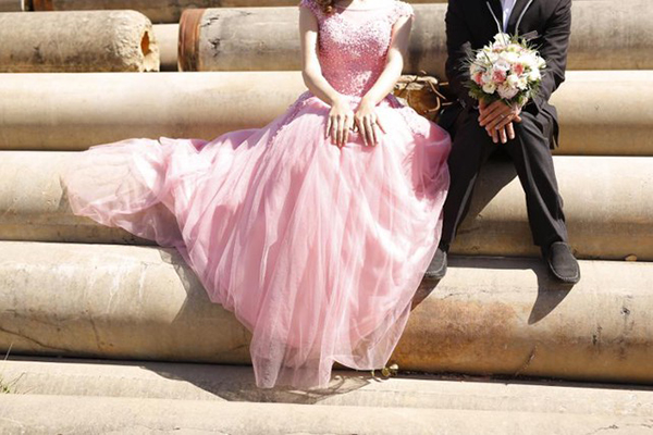 Phải lòng trai trẻ trong một lần gặp gỡ, phú bà 60 tuổi theo đuổi bằng được, nhan sắc cô dâu ngày cưới mới khiến dân tình choáng váng-3