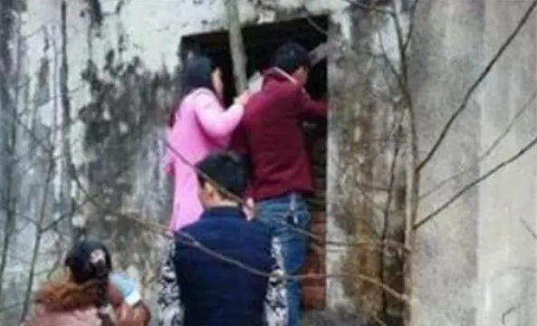 Tội ác che giấu suốt 5 năm trong căn hầm của 1 gia đình: Khi tình yêu độc hại của cha mẹ kết liễu đời con-3