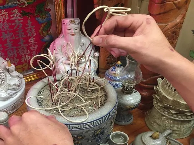 3 SAI LẦM khi bao sái bàn thờ khiến tài lộc đội nón ra đi, đặc biệt điều thứ 2 khiến linh khí hoang lạnh-2