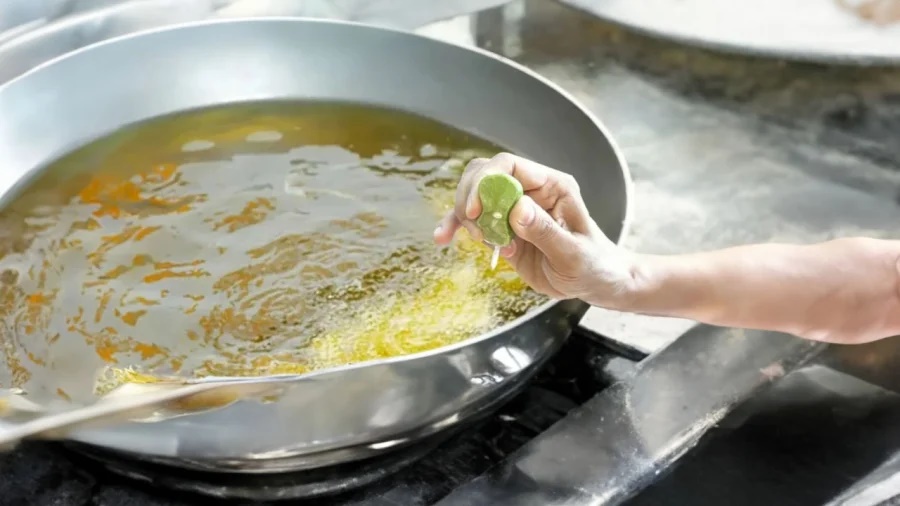 Tại sao đầu bếp nhà hàng thường vắt chanh vào chảo dầu chiên, hóa ra nhiều công dụng tuyệt vời, ai cũng học theo-1
