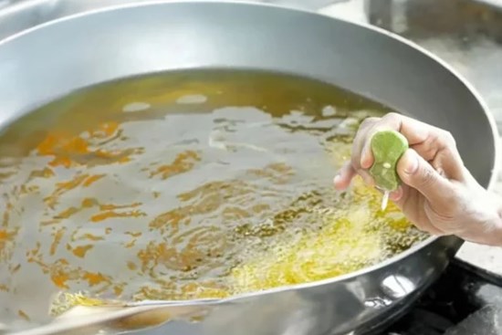 Tại sao đầu bếp nhà hàng thường vắt chanh vào chảo dầu chiên, hóa ra nhiều công dụng tuyệt vời, ai cũng học theo