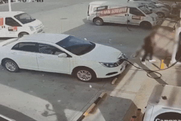 Clip: Đang đứng sạc ô tô, nam tài xế bị xe tải tông văng xuống đất