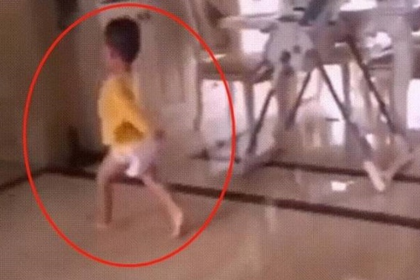 Bé gái 6 tuổi gần như bị mù chỉ trong một đêm: Mẹ ơi, thà đừng sinh con còn hơn đối xử một cách tàn nhẫn như vậy!-2