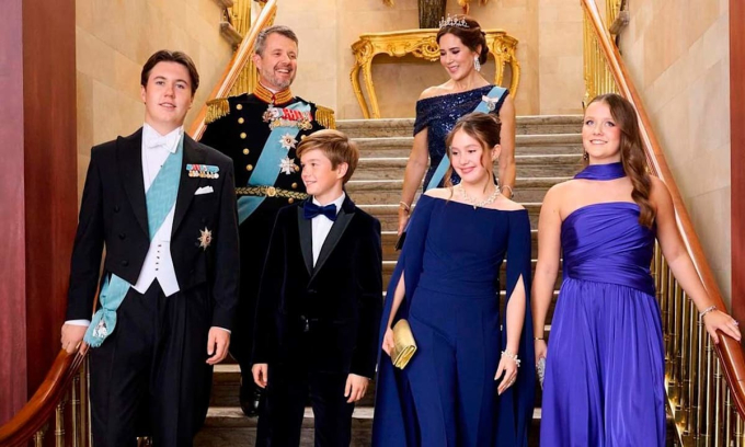 Chiếc nhẫn đính hôn trị giá 1,2 tỷ VNĐ của Vương hậu Đan Mạch và ý nghĩa bí mật đầy bất ngờ đằng sau thay đổi mới nhất của bà-2