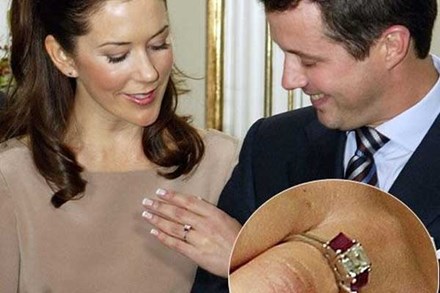 Chiếc nhẫn đính hôn trị giá 1,2 tỷ VNĐ của Vương hậu Đan Mạch và ý nghĩa bí mật đầy bất ngờ đằng sau thay đổi mới nhất của bà
