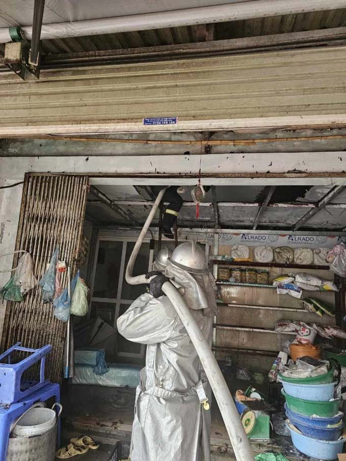 Hà Nội: Cháy nhà gần chợ Nhổn khiến nhiều người hoảng hốt-3