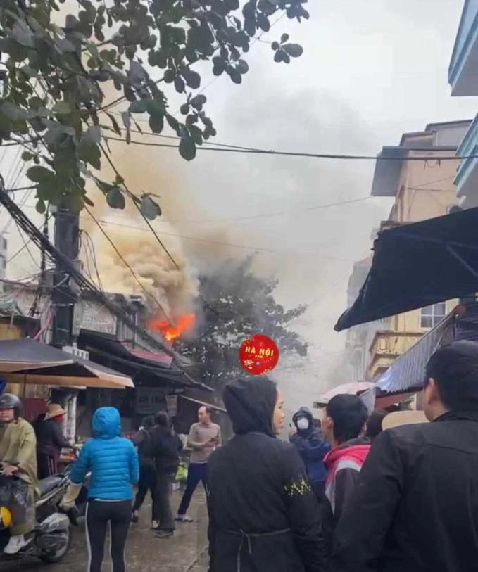 Hà Nội: Cháy nhà gần chợ Nhổn khiến nhiều người hoảng hốt-1