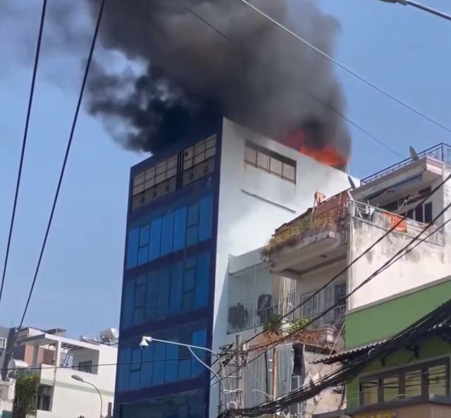 Toà nhà 5 tầng ở Gò Vấp bốc cháy dữ dội-1