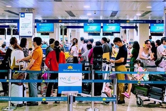 Vé máy bay khan hiếm, khách phải bay đường vòng về quê ăn Tết