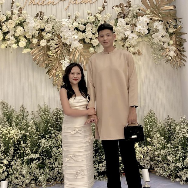 Cô gái 1m50 cưa đổ thầy giáo 1m96, hai bên gia đình đảo lộn vì chiều cao chênh lệch của cặp đôi-1