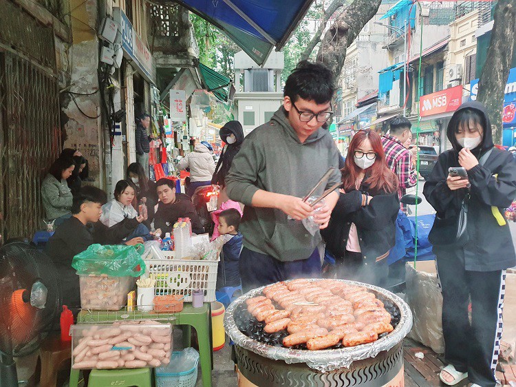 Chỉ bán một món ăn lạ”, chủ hàng phố cổ Hà Nội thu hàng chục triệu đồng/ngày-1