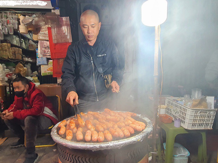 Chỉ bán một món ăn lạ”, chủ hàng phố cổ Hà Nội thu hàng chục triệu đồng/ngày-3