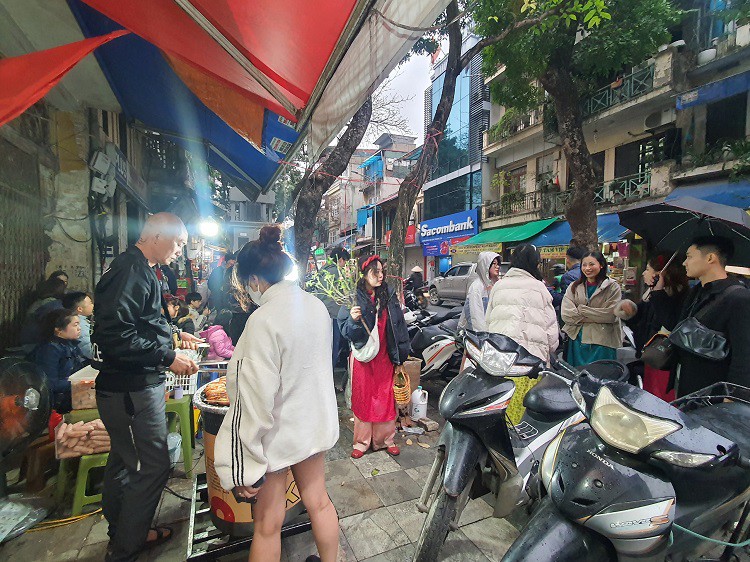 Chỉ bán một món ăn lạ”, chủ hàng phố cổ Hà Nội thu hàng chục triệu đồng/ngày-9