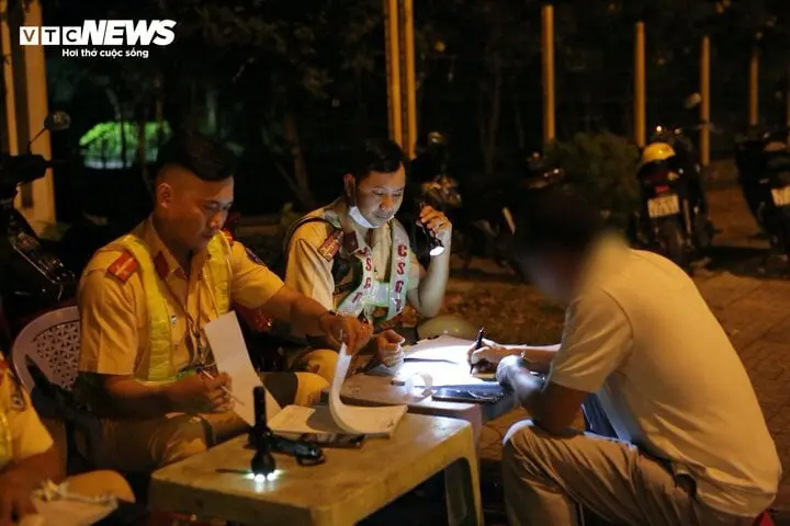 Tài xế bị phạt nặng do vi phạm nồng độ cồn: Tết này hết đường về quê-3