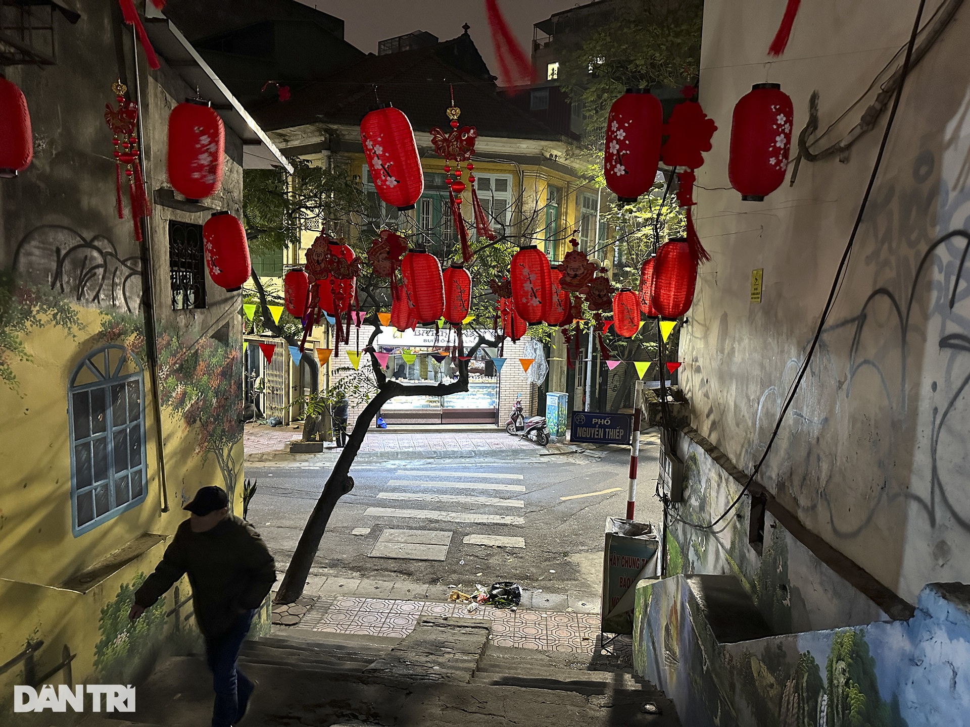 Người dân Hà Nội đương đầu với thời tiết rét đậm kèm mưa liên tục-1