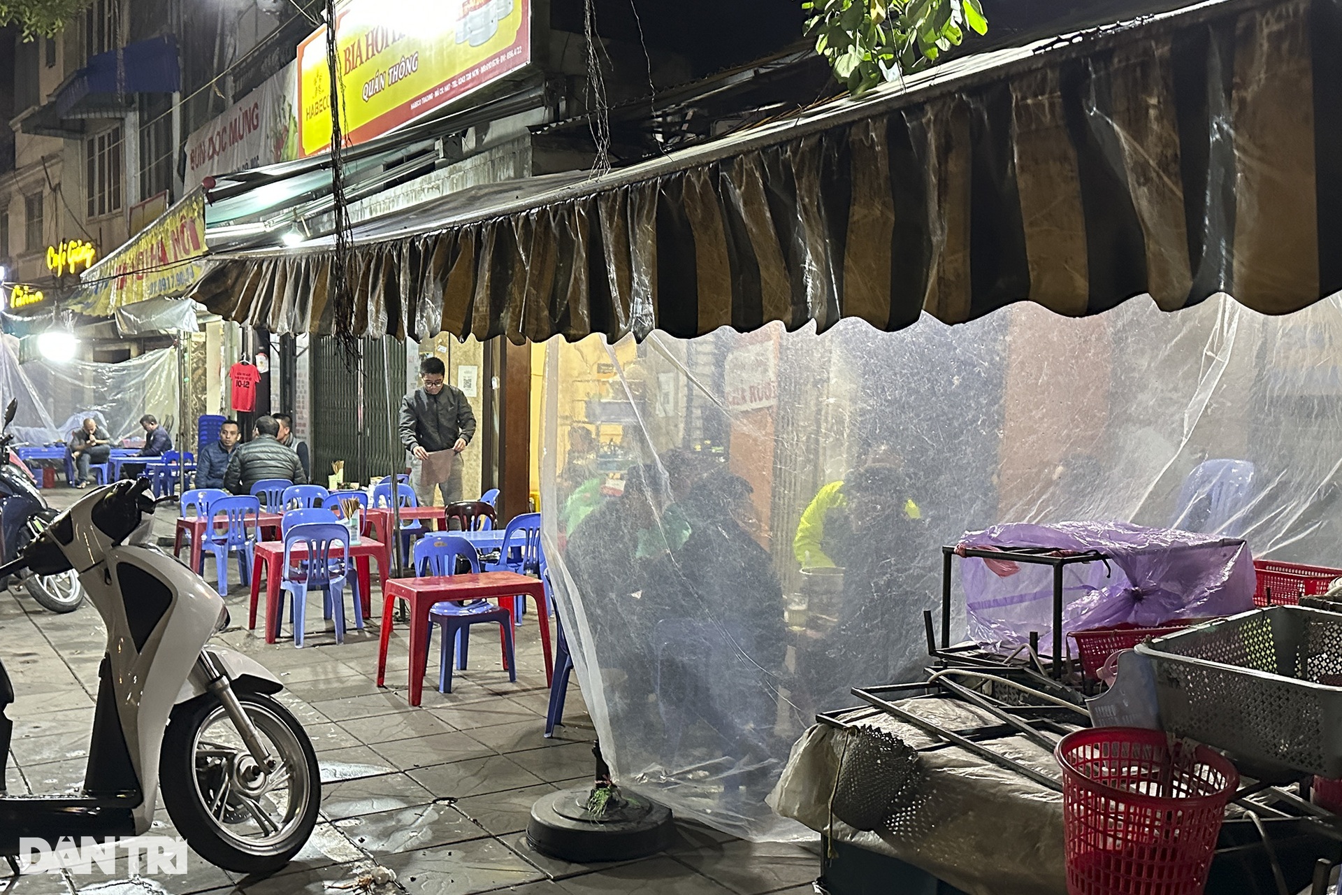 Người dân Hà Nội đương đầu với thời tiết rét đậm kèm mưa liên tục-3
