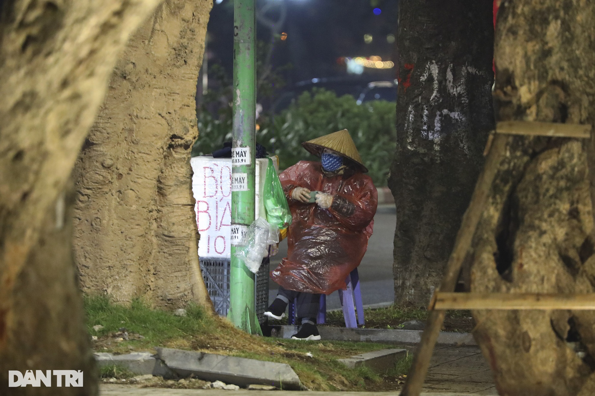 Người dân Hà Nội đương đầu với thời tiết rét đậm kèm mưa liên tục-5