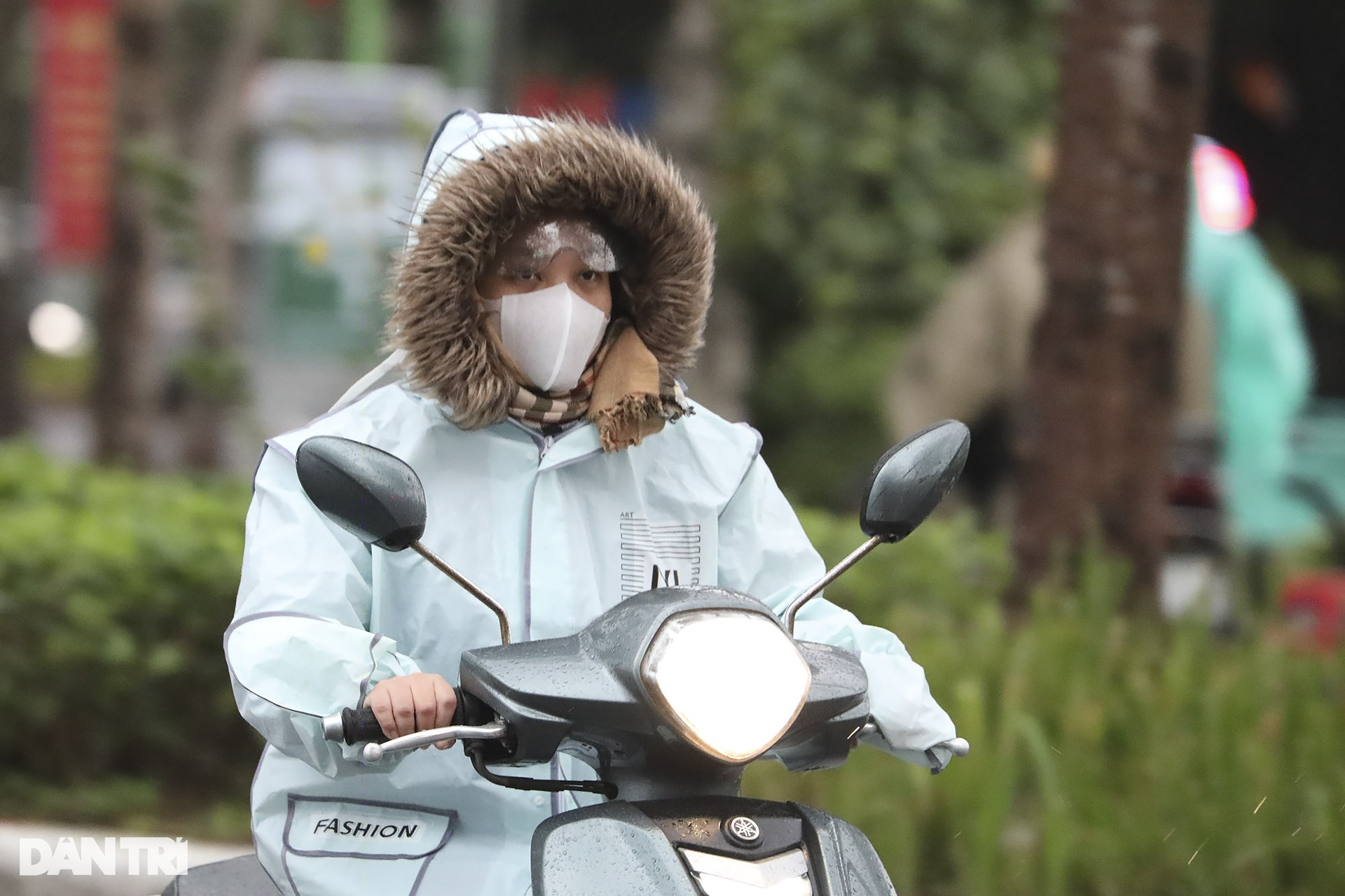 Người dân Hà Nội đương đầu với thời tiết rét đậm kèm mưa liên tục-7