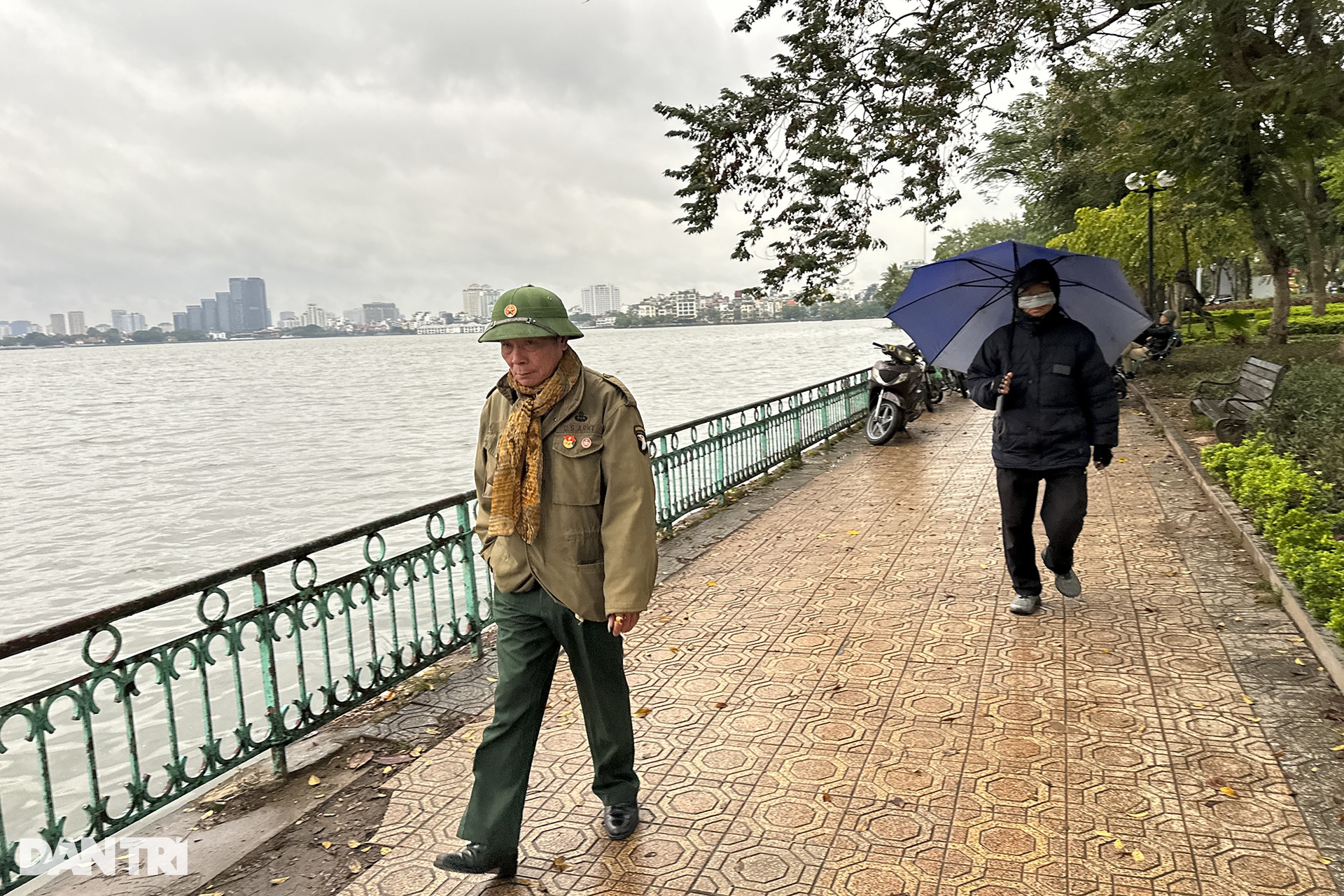 Người dân Hà Nội đương đầu với thời tiết rét đậm kèm mưa liên tục-9