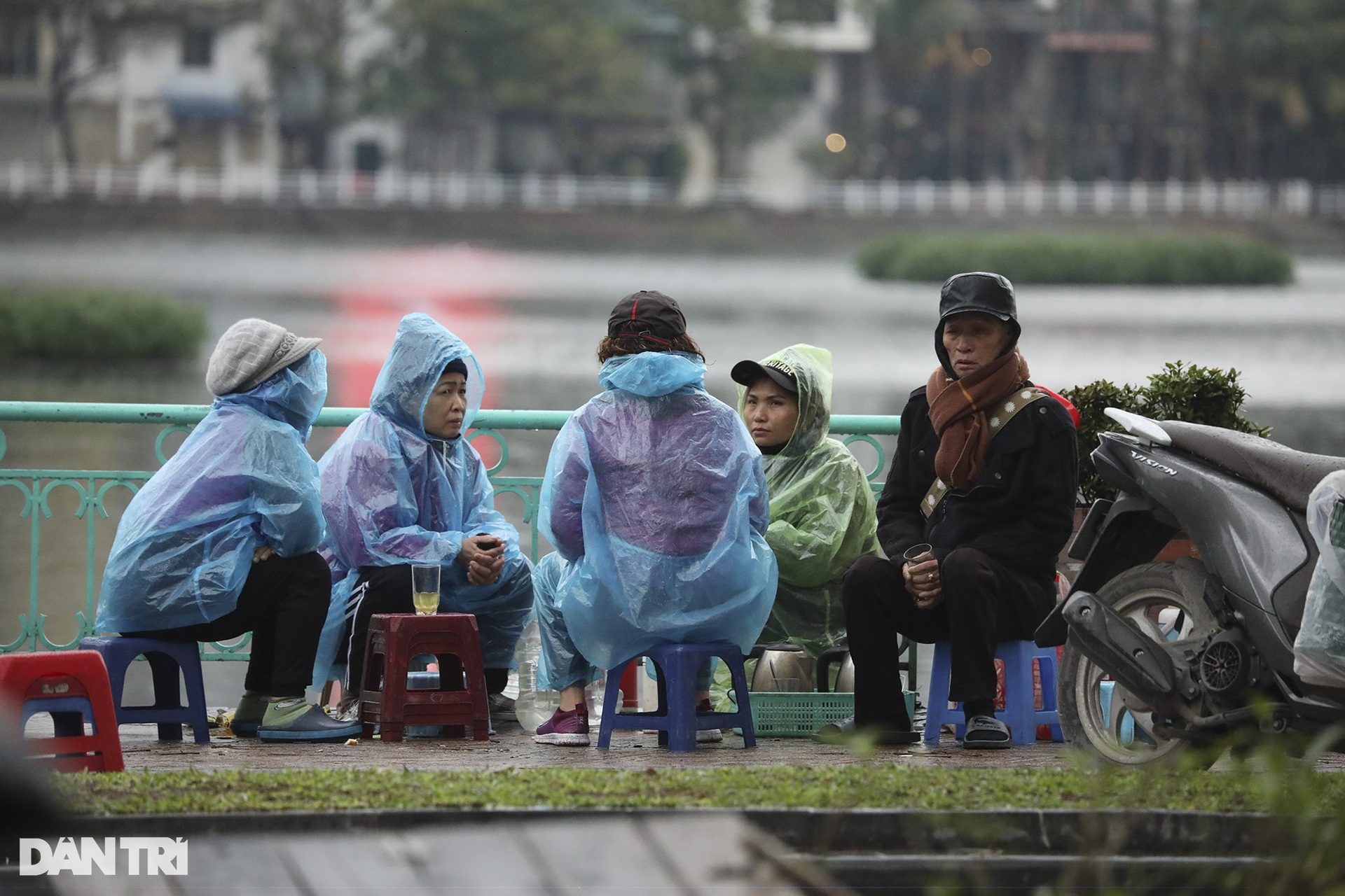 Người dân Hà Nội đương đầu với thời tiết rét đậm kèm mưa liên tục-10