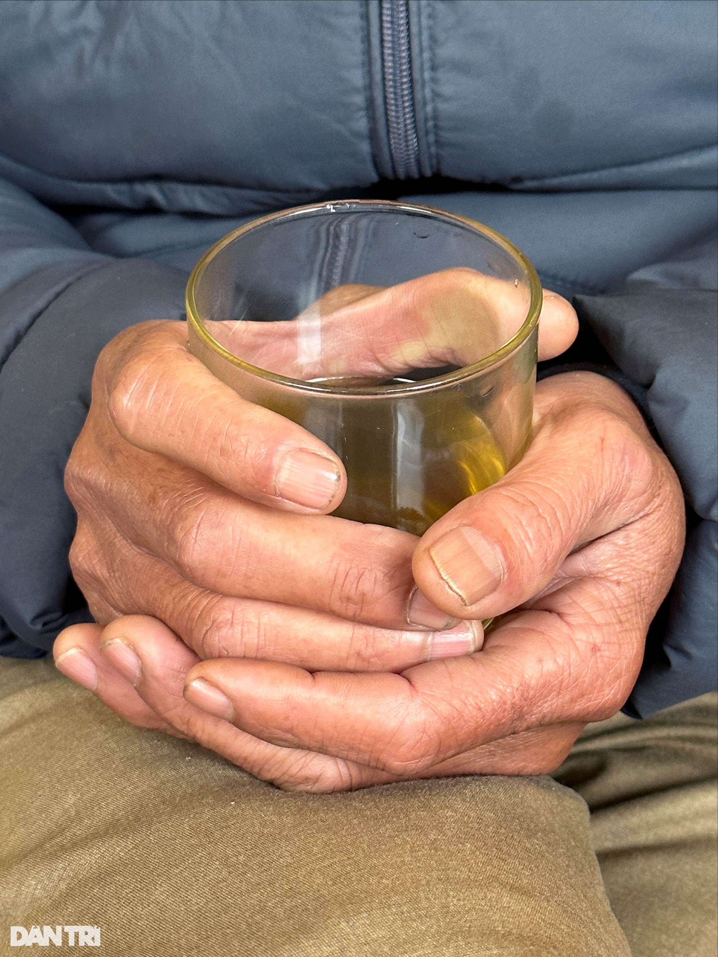 Người dân Hà Nội đương đầu với thời tiết rét đậm kèm mưa liên tục-12