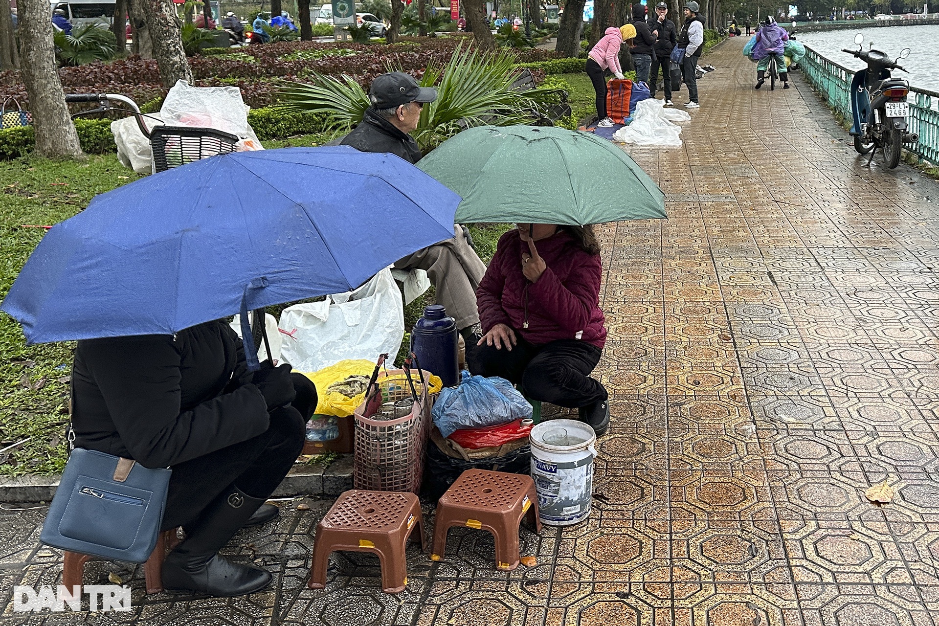 Người dân Hà Nội đương đầu với thời tiết rét đậm kèm mưa liên tục-11